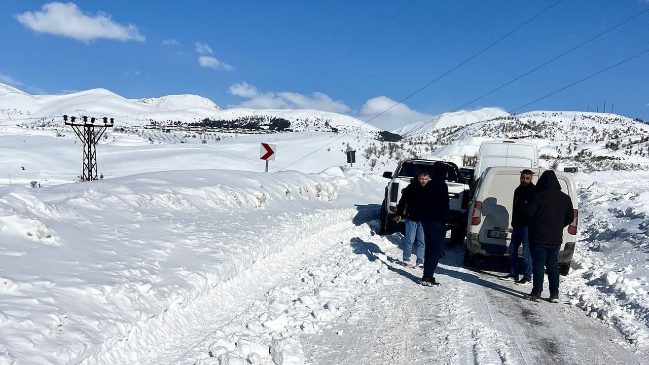 Adıyaman'da Kar Sebebiyle Araçlar Mahsur Kaldı