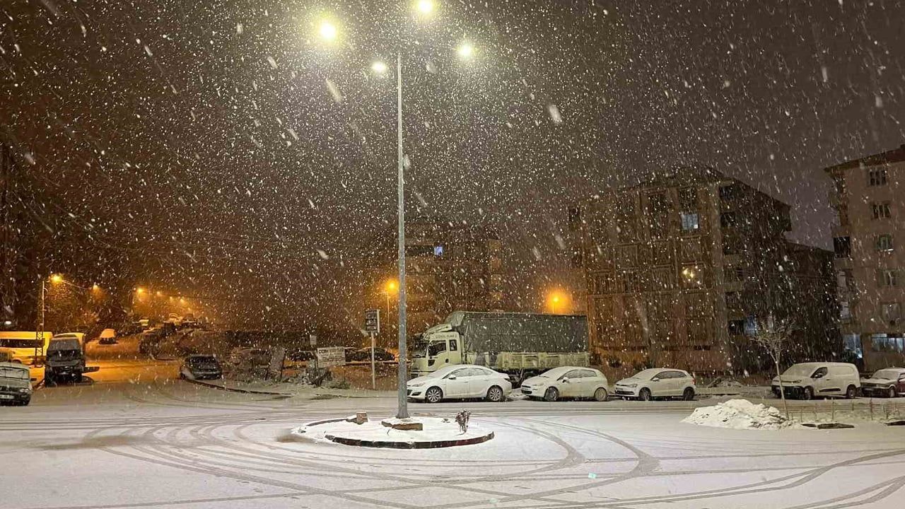 Adıyaman'da Kar Yağışı Hayatı Olumsuz Etkiliyor