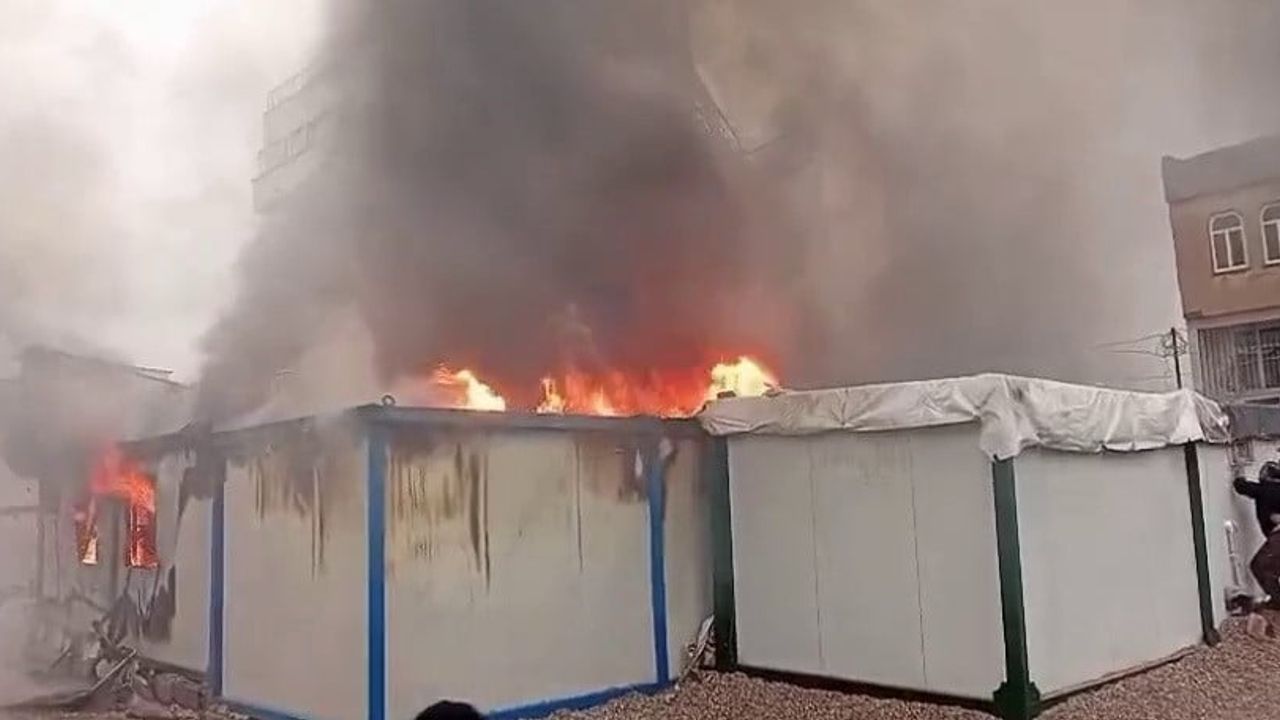 Adıyaman'da Konteyner Yangını Paniğe Neden Oldu