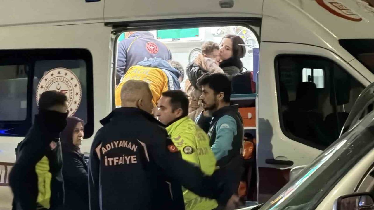 Adıyaman'da Otomobil ve Hafif Ticari Araç Çarpıştı: 3 Yaralı