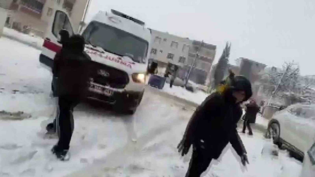 Adıyaman'da Sağlık Ekiplerinden Çocuklara Neşe Dolu Anlar