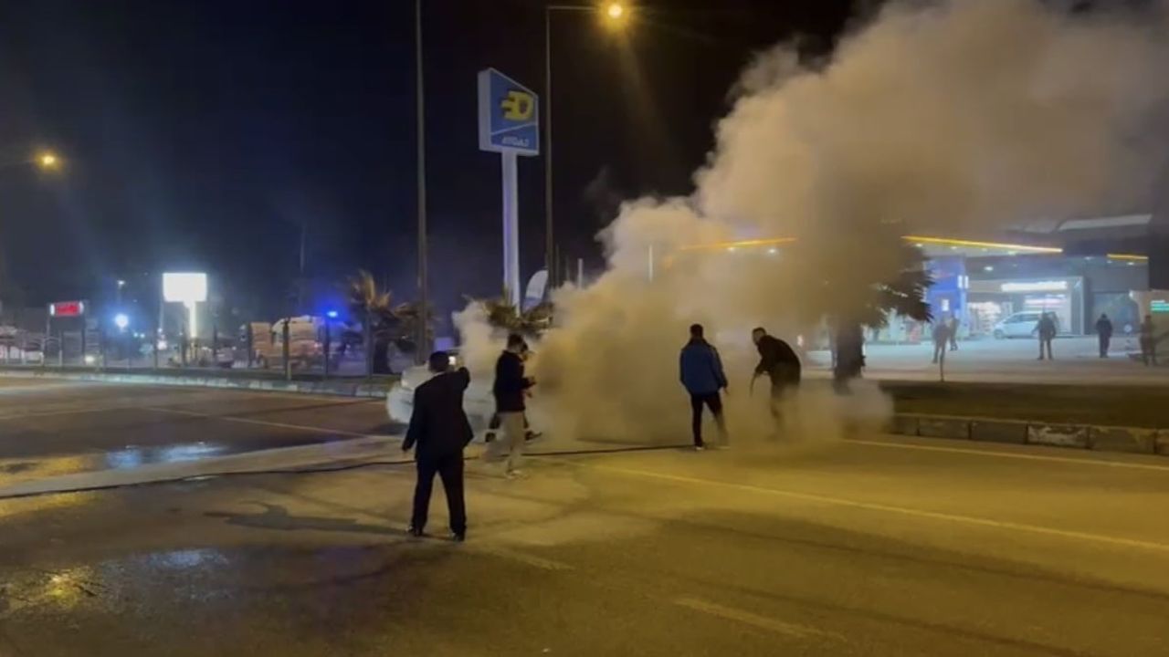 Adıyaman'da Seyir Halindeki Araç Alev Alev Yandı