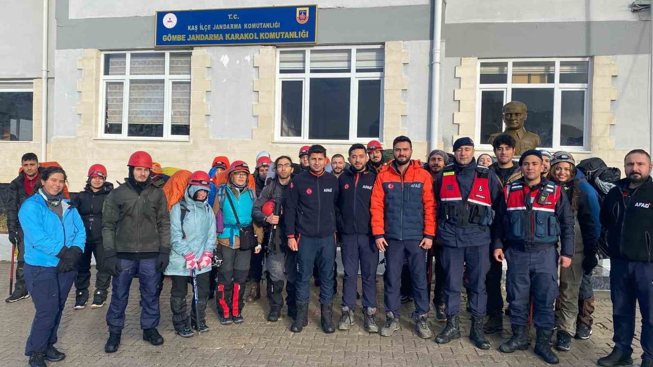 AFAD, Elmalı'da Mahsur Kalan Kampçıları Kurtardı