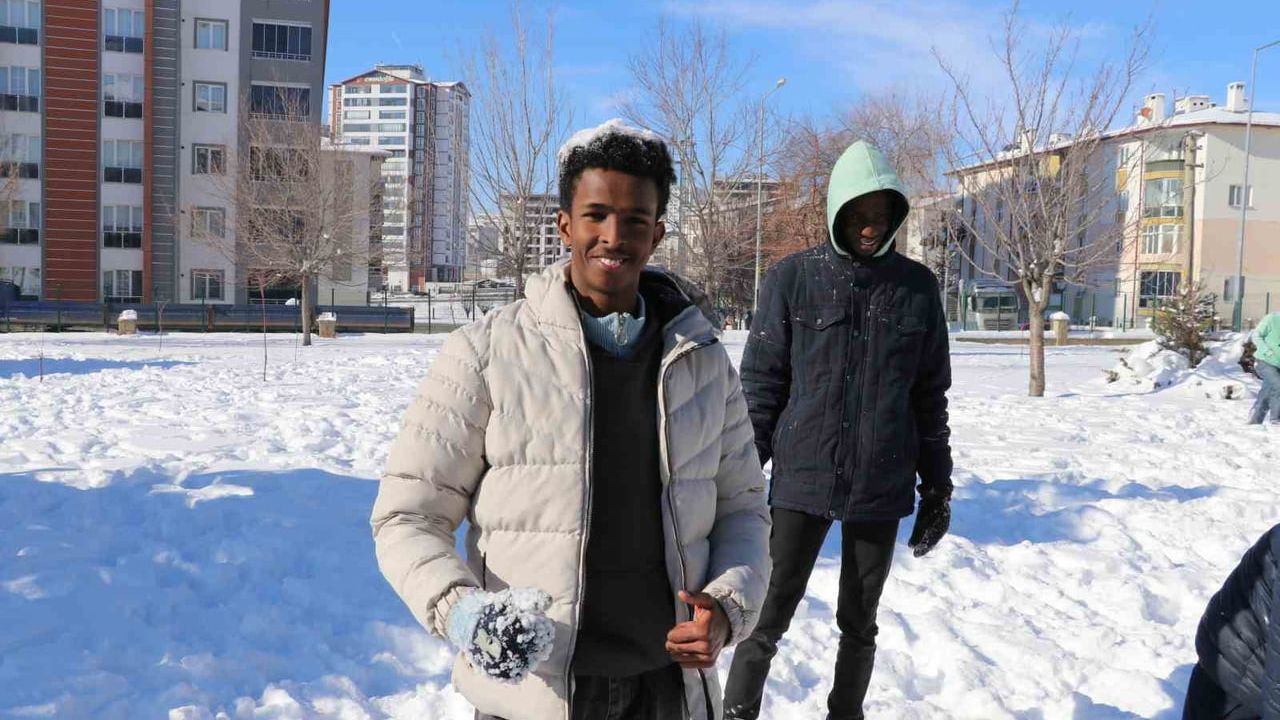 Afrikalı Öğrenciler Karla Tanıştı