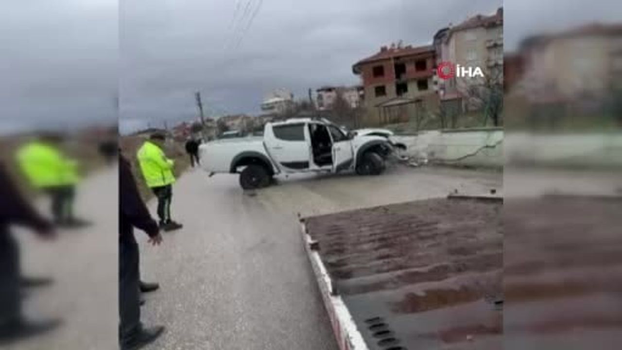 Afyonkarahisar'da 5 Metrelik Refüjden Düşen Araçta 3 Yaralı