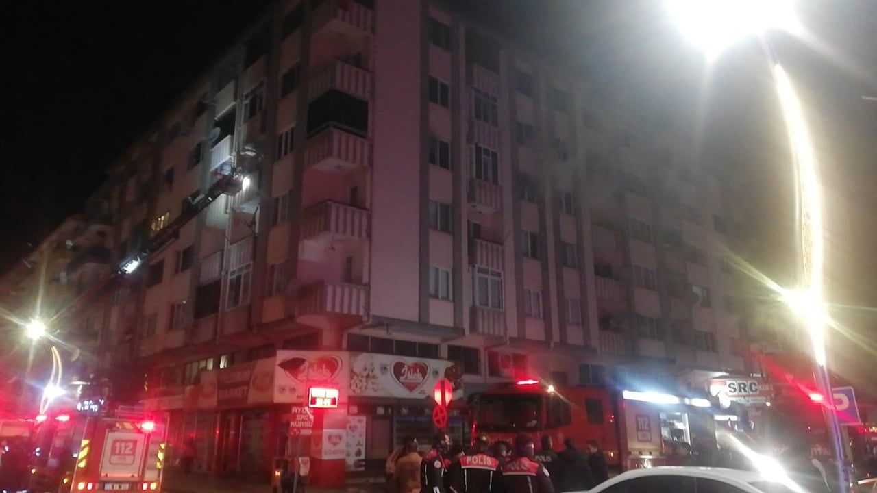 Afyonkarahisar'da Apartmanda Yangın: 5 Kişi Hastaneye Kaldırıldı