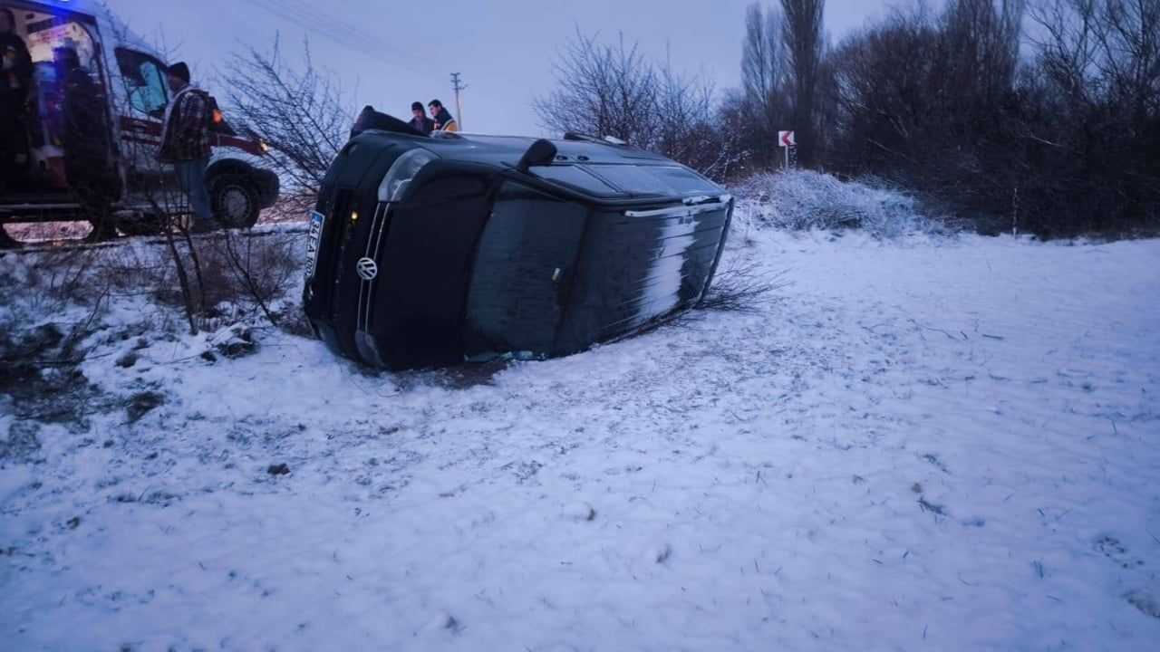 Afyonkarahisar'da Buzlu Yolda Minibüs Devrildi