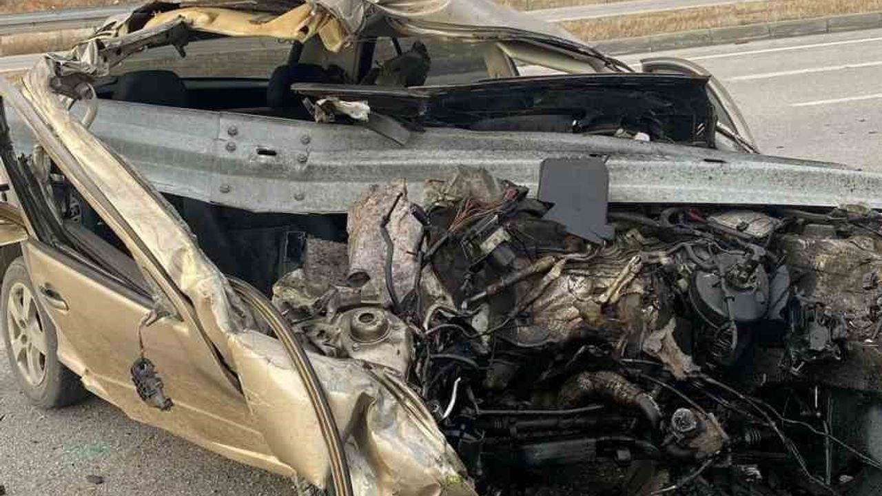 Afyonkarahisar'da Feci Kaza: Sürücü Kurtarıldı