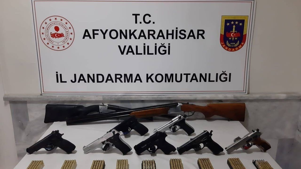 Afyonkarahisar'da Jandarma Ruhsatsız Silah Operasyonu Gerçekleştirdi