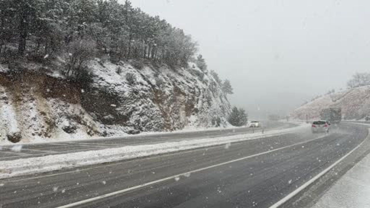 Afyonkarahisar'da Kar Yağışı Etkili Oluyor