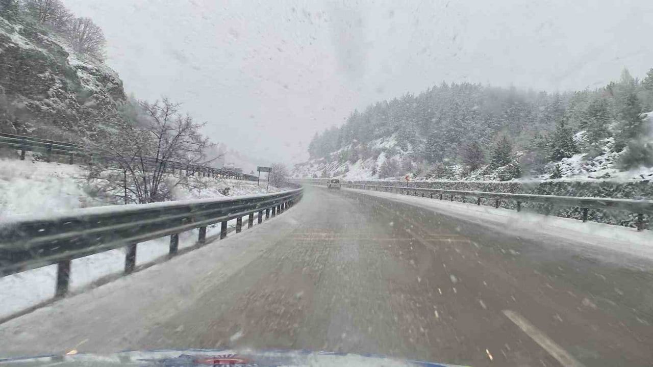 Afyonkarahisar'da Kar Yağışı ve Ulaşımda Aksamalar