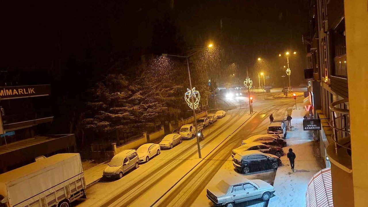 Afyonkarahisar’da Kar Yağışı ve Yol Açma Çalışmaları