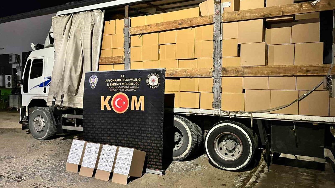 Afyonkarahisar'da Milyonlarca Sahte Bandrollü Makaron Ele Geçirildi