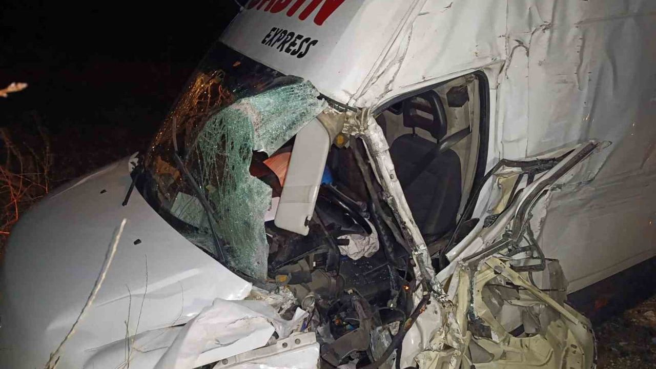 Afyonkarahisar'da Minibüs Kazası: 2 Yaralı