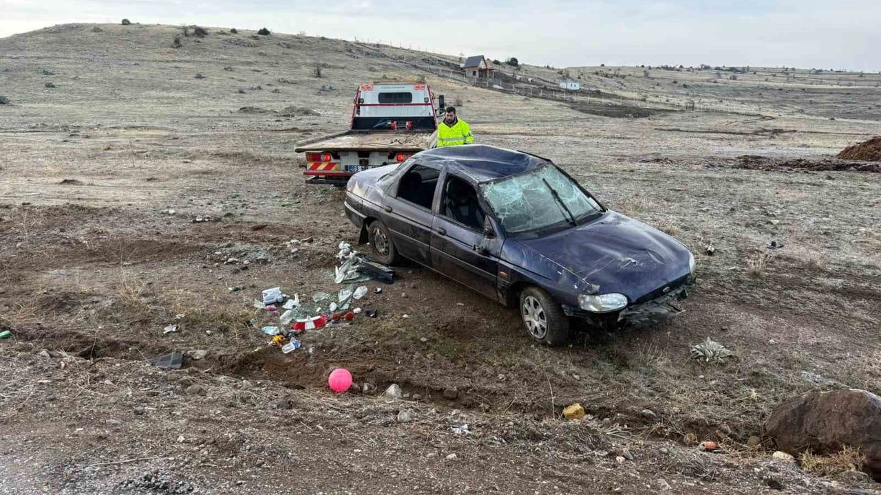 Afyonkarahisar'da Şarampole Devrilen Araçta 2 Yaralı