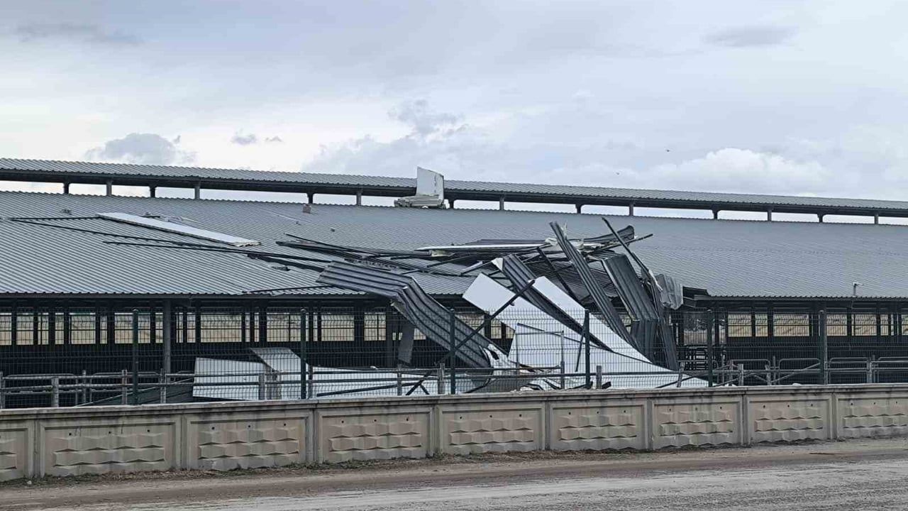 Afyonkarahisar'da Şiddetli Rüzgar Çatıları Uçurdu