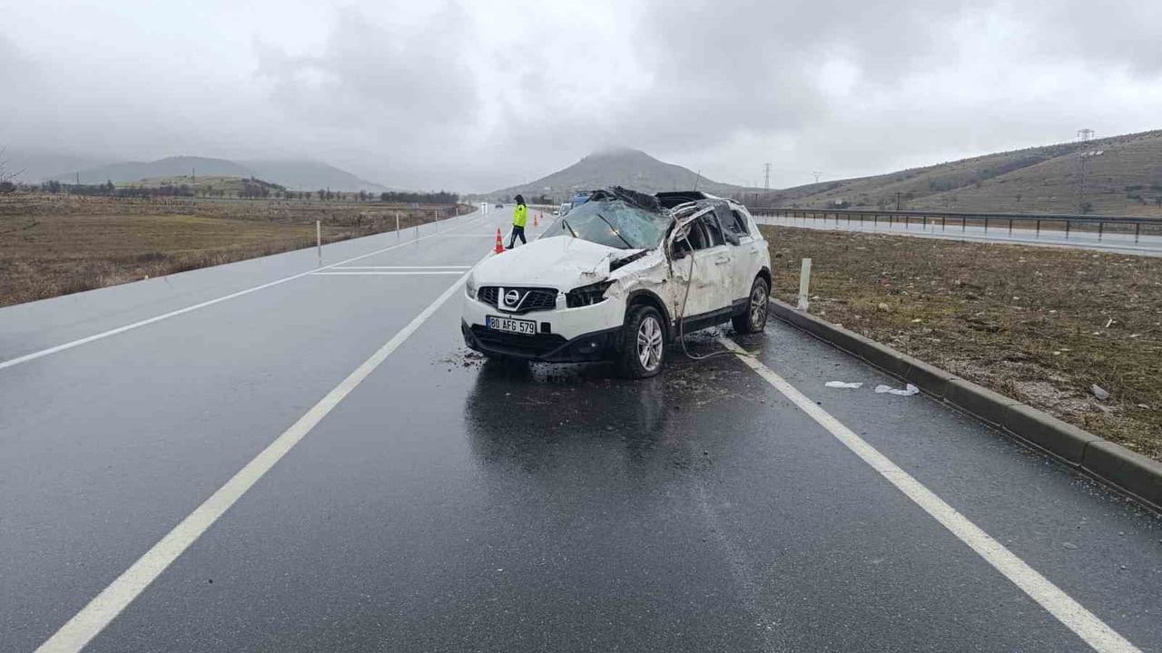 Afyonkarahisar'da Takla Atan Araçta Üç Yaralı