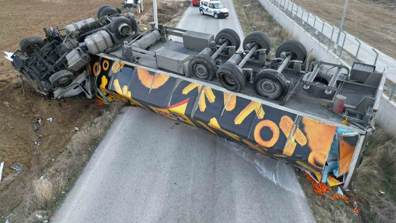 Afyonkarahisar’da Tır Kazası: Karayolu Ulaşıma Kapandı