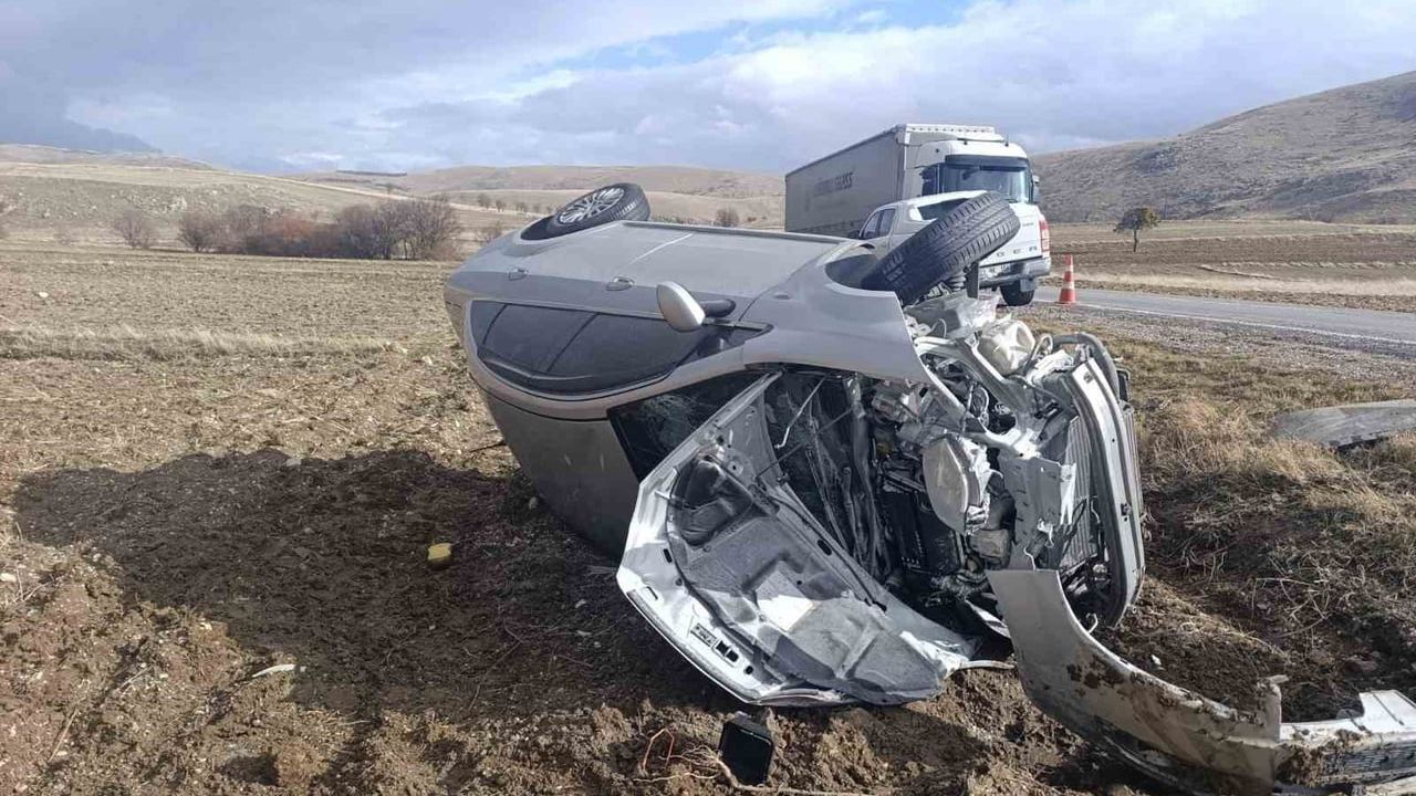 Afyonkarahisar'da Tırla Çarpışan Otomobilde 5 Yaralı