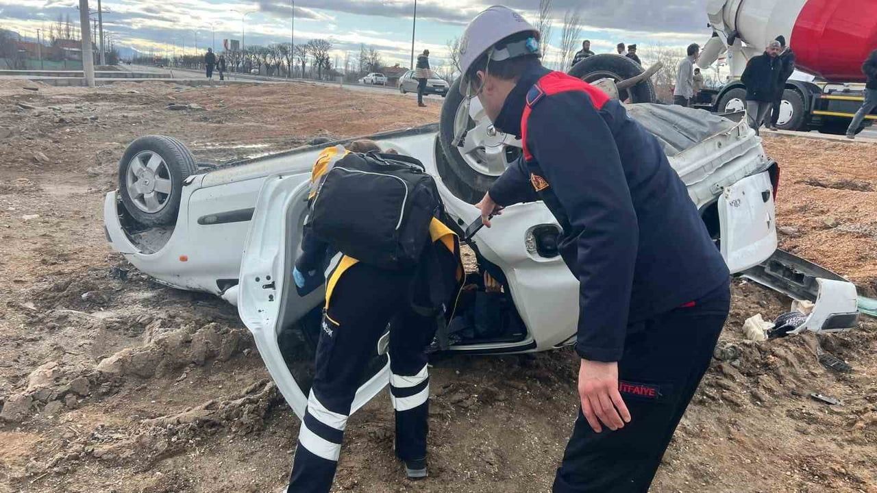 Afyonkarahisar'da Trafik Kazası: Sürücü Şans Eseri Yaralı Kurtuldu