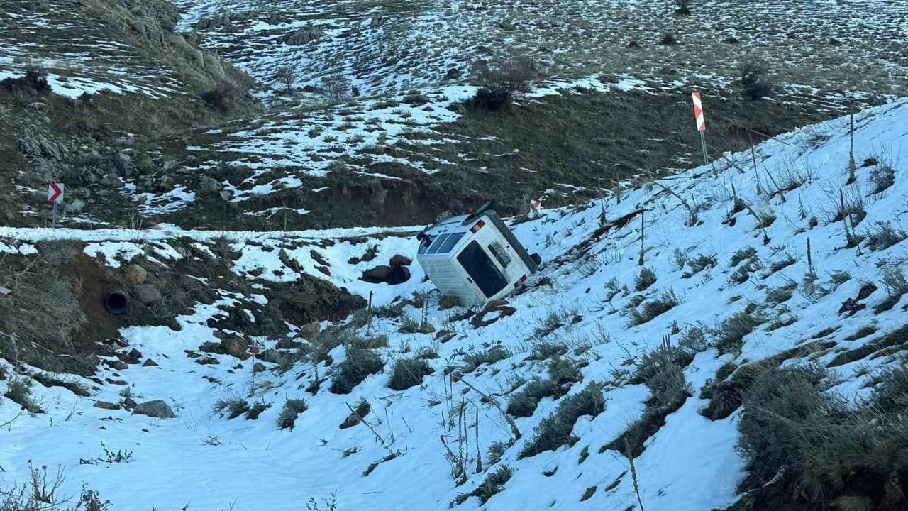 Afyonkarahisar'da Uçuruma Yuvarlanan Araçta İki Kişi Kurtuldu