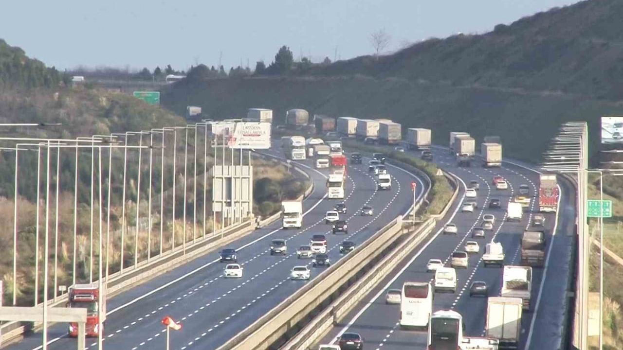 Ağır Tonajlı Araçlar Lodosla Mücadele Ediyor