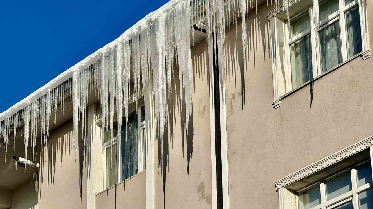 Ağrı'da Dev Buz Sarkıtları Tehlike Oluşturuyor