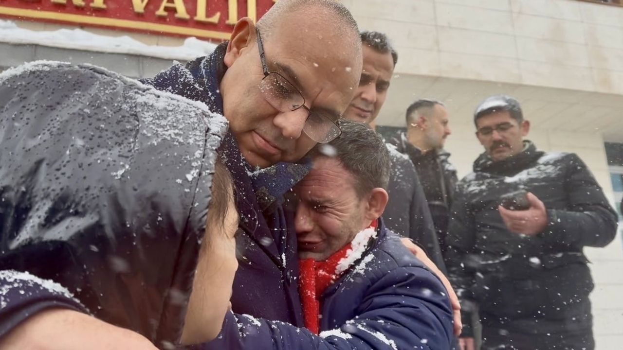 Ağrı'da Duygusal Veda Töreni: Vali Koç Gözyaşlarıyla Uğurlandı