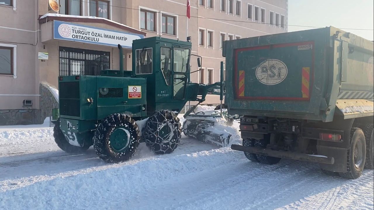 Ağrı'da Kar Temizleme Çalışmaları Hızla Devam Ediyor