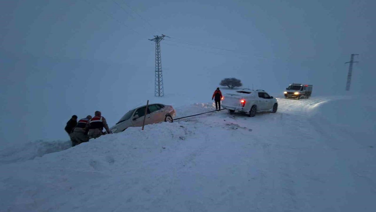 Ağrı'da Kar ve Fırtınada Mahsur Kalanlar Kurtarıldı