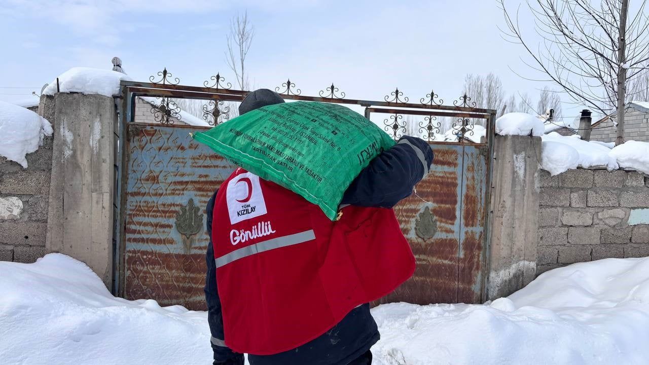 Ağrı'da Kızılay'dan Soğuk Günlerde Kömür Yardımı