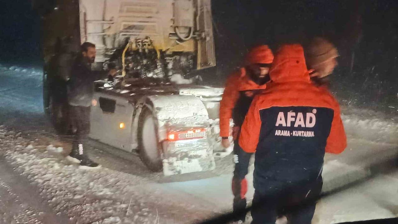 Ağrı'da Yoğun Kar Yağışı Nedeniyle Mahsur Kalan Vatandaşlar Kurtarıldı