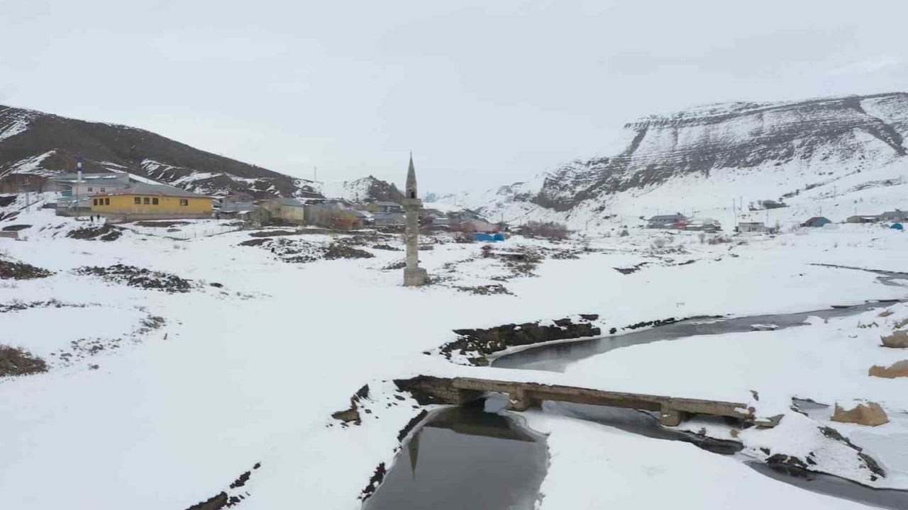 Ağrı'daki Tarihi Minare Kış Manzarasında Göz Kamaştırıyor