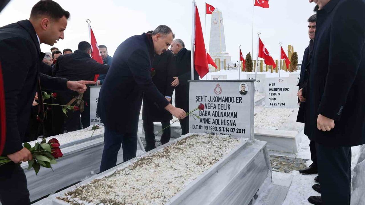 Ağrı Valisi Önder Bozkurt İlk Ziyaretini Şehitlikte Gerçekleştirdi