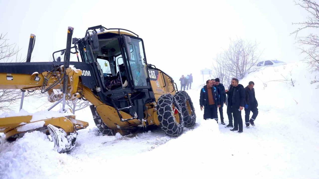 Akçadağ'da Kar Sebebiyle Yoldan Çıkan İş Makinesi Kurtarıldı