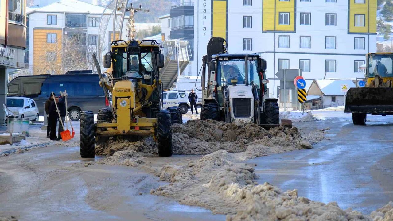 Akdağmadeni Belediyesi Karla Mücadeleye Devam Ediyor