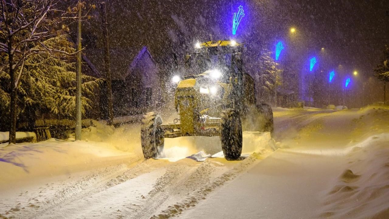 Akdağmadeni Belediyesi Kış Koşullarında Mücadele Ediyor