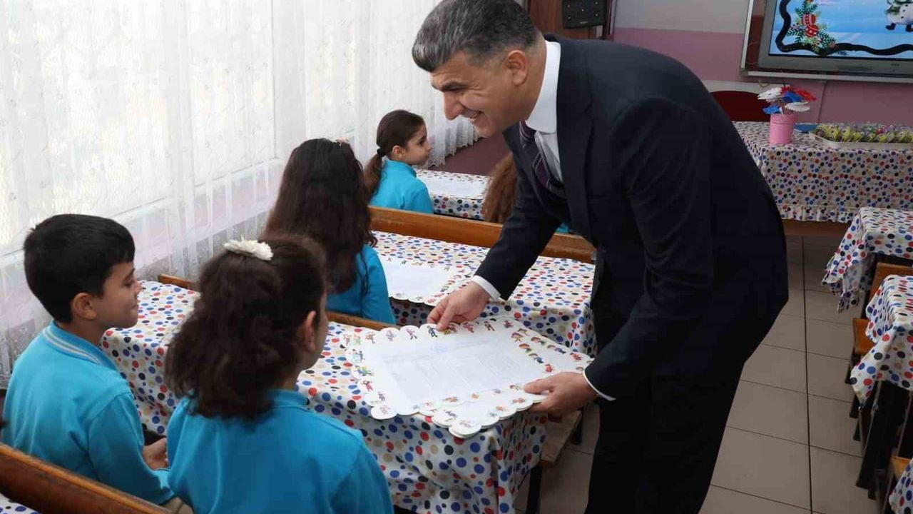 Akdeniz'de Öğrencilere Karneleri Dağıtıldı