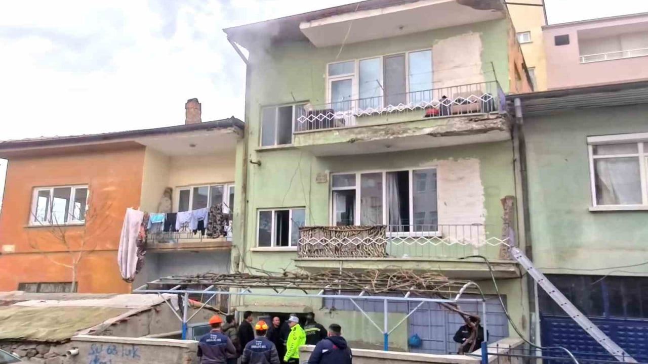 Aksaray'da 2 Katlı Binada Yangın: 5 Kişi Hastaneye Kaldırıldı