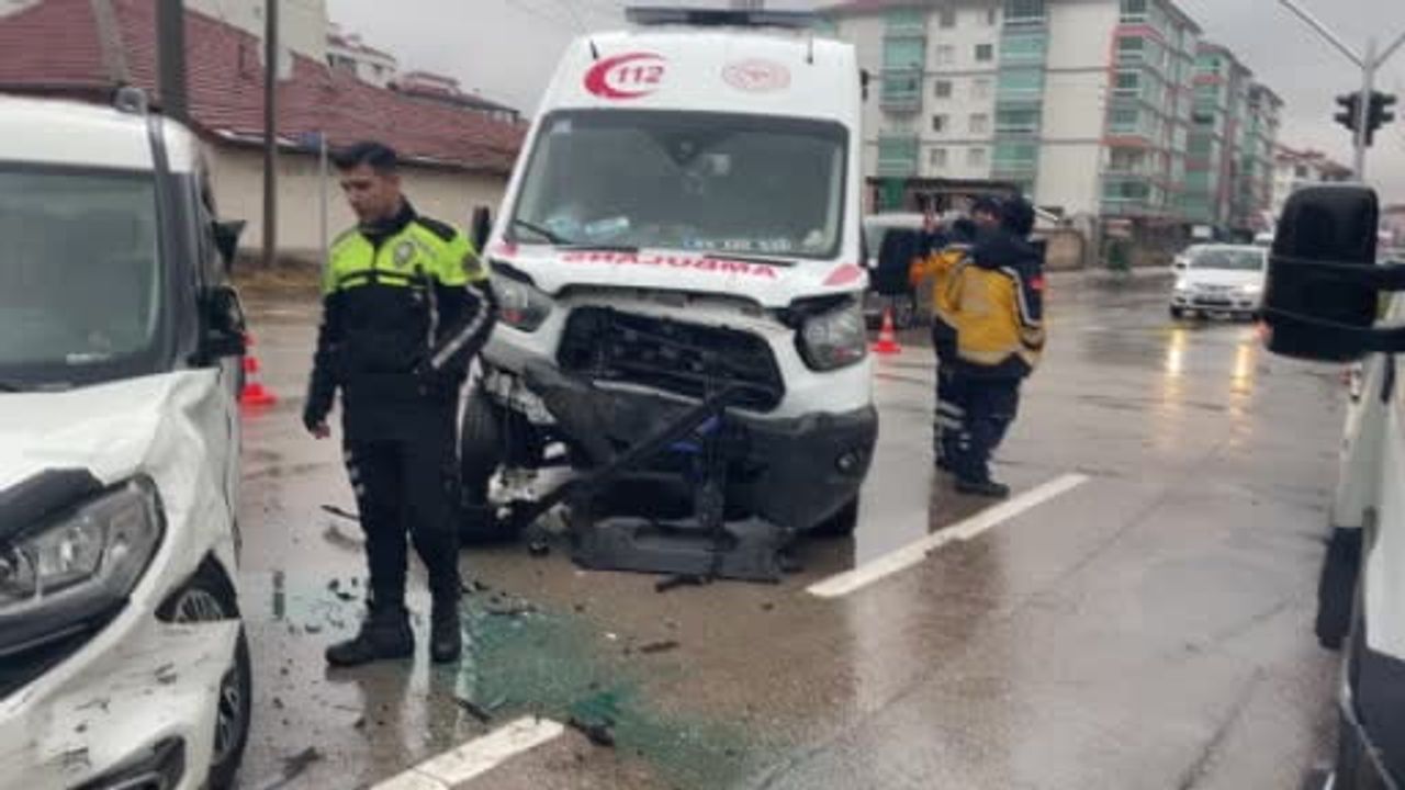 Aksaray'da Ambulans ve Ticari Araç Çarpıştı