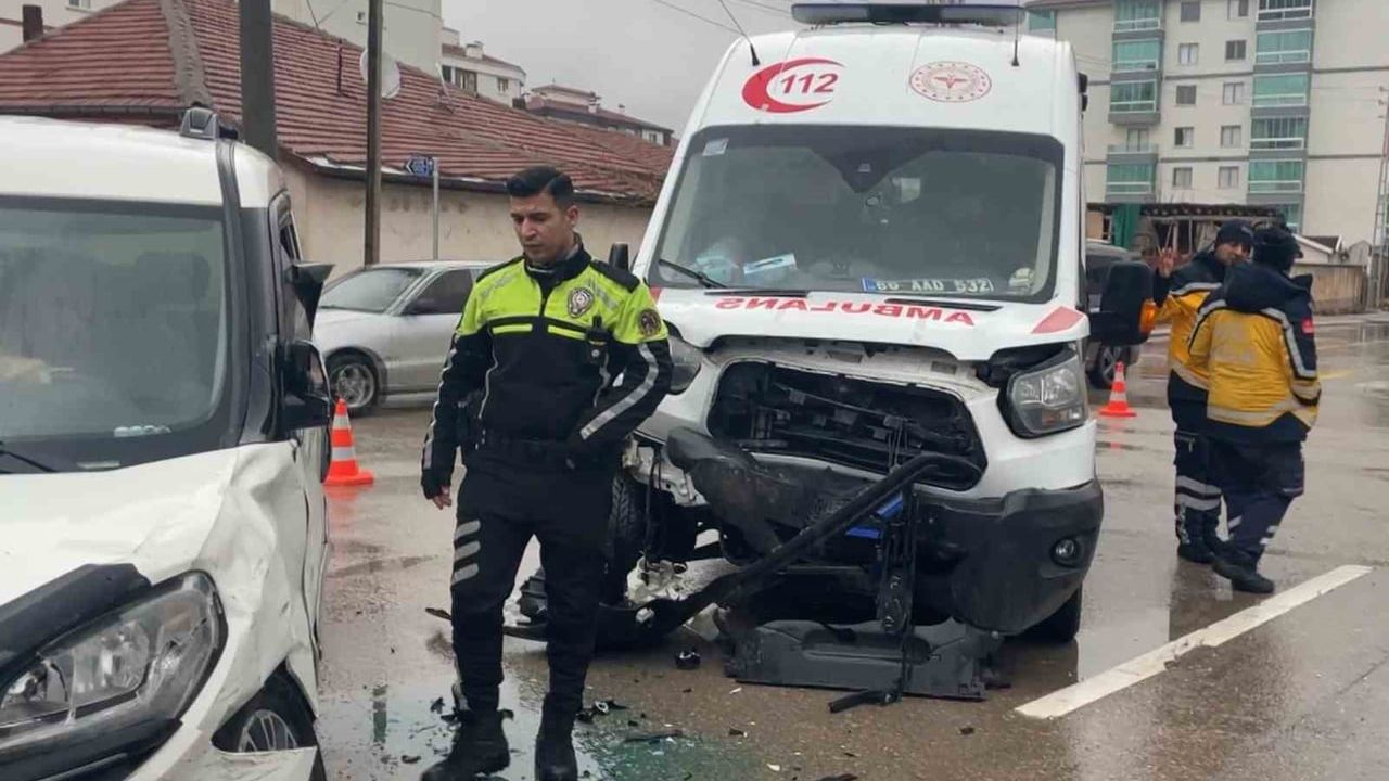 Aksaray'da Ambulans ve Ticari Araç Çarpıştı: 8 Yaralı