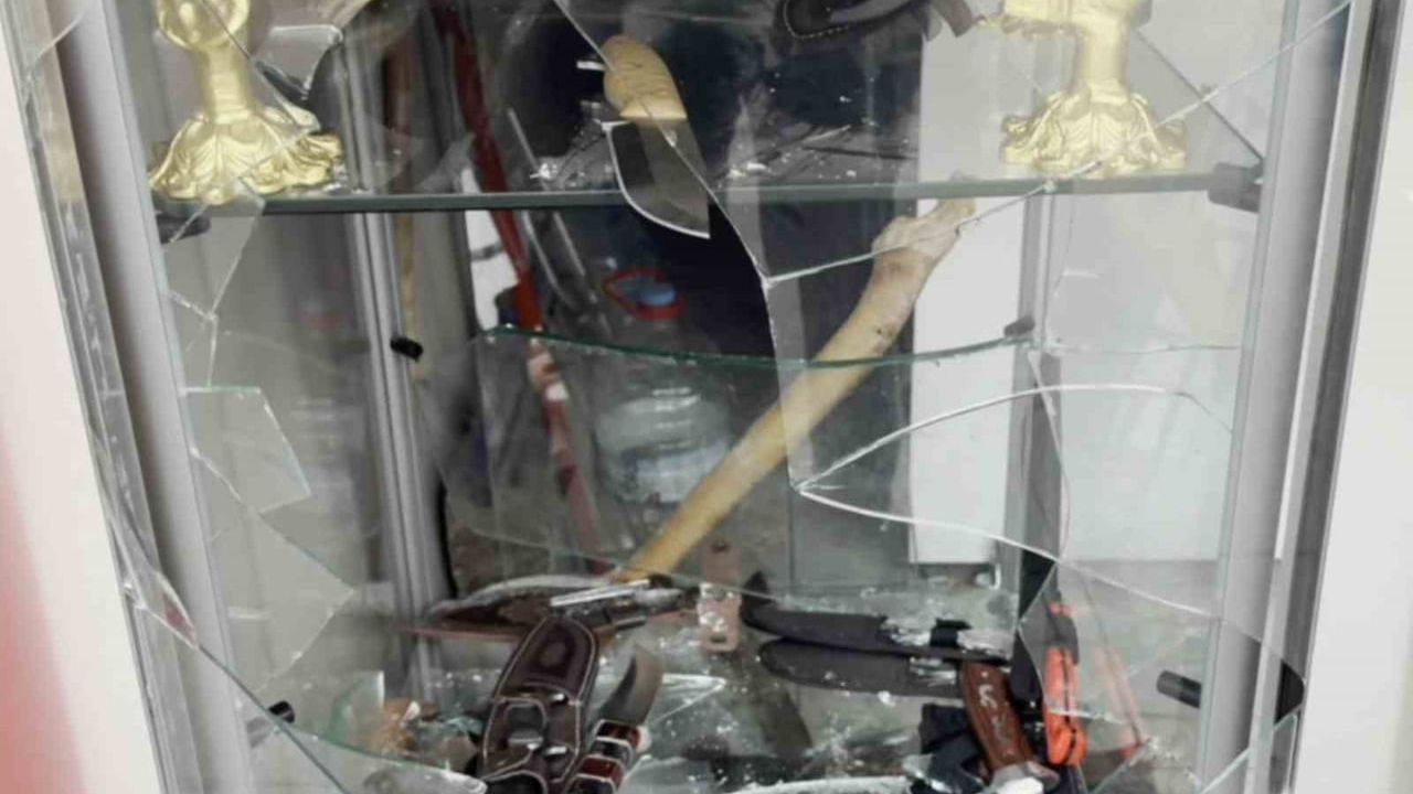 Aksaray'da Bıçakçı Dükkanına Hırsızlık