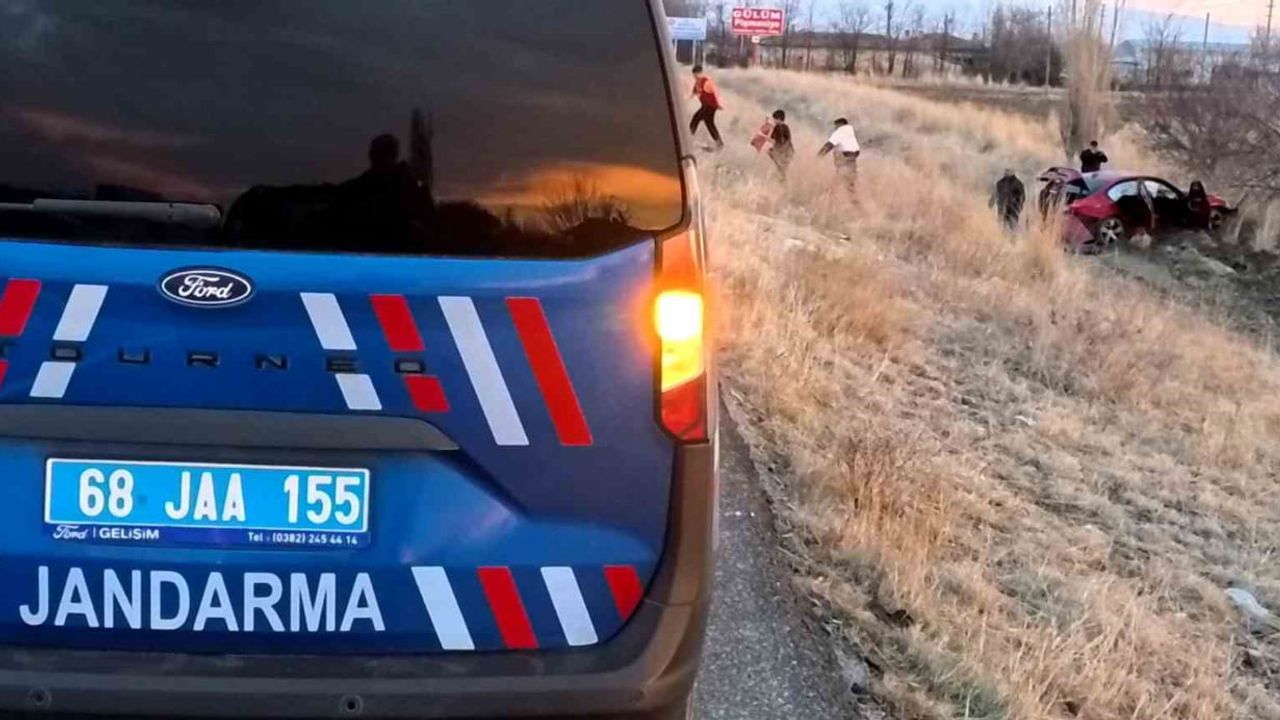 Aksaray'da Şarampole Düşen Otomobil Kazası: Üç Yaralı