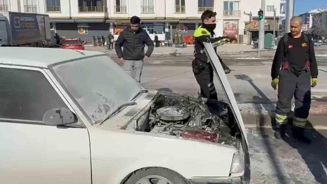 Aksaray'da Seyir Halindeki FIAT Otomobil Alev Alev Yandı
