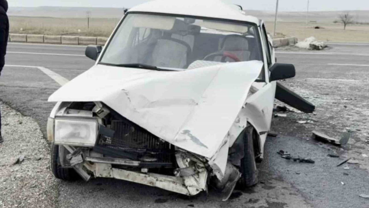 Aksaray'da Tır ve Otomobil Çarpıştı: 5 Yaralı