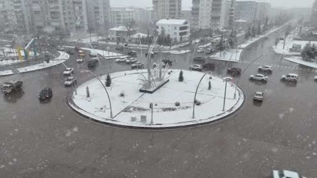 Aksaray Kar Yağışıyla Beyaza Büründü