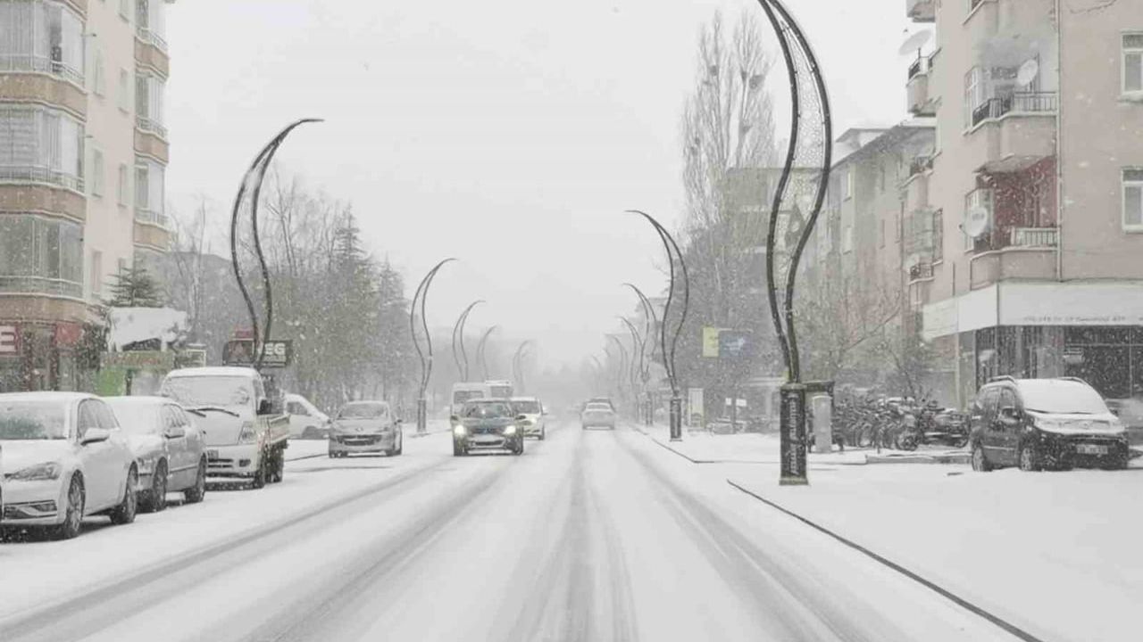 Aksaray Karla Kaplandı