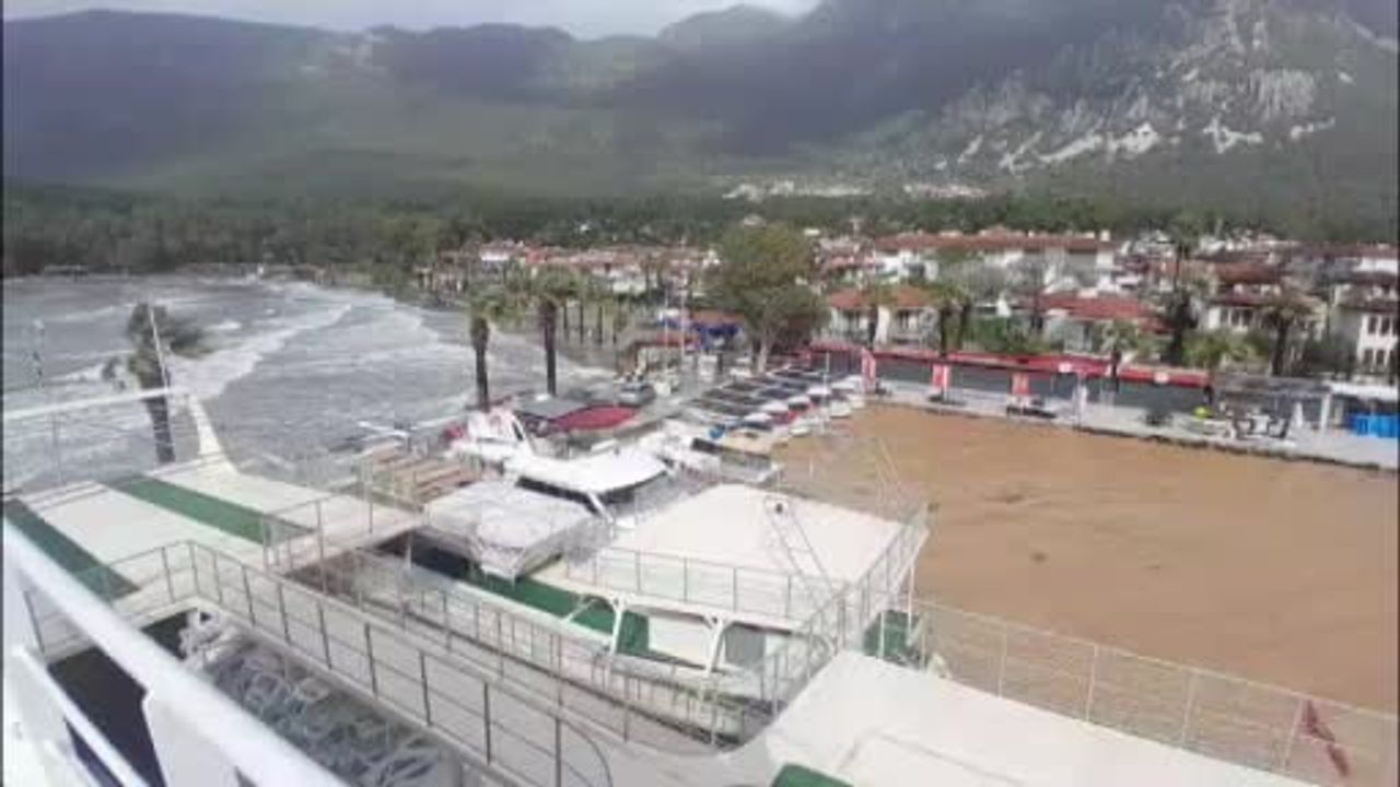 Akyaka'da Denizin Rengi Kahverengiye Dönüştü