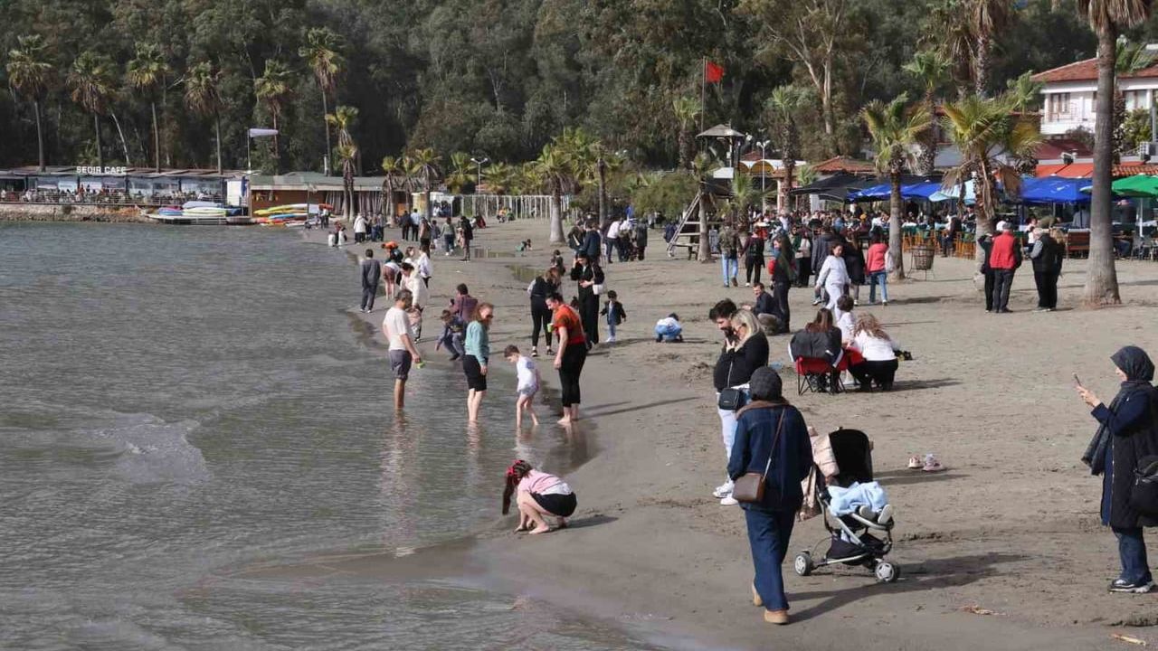 Akyaka'da Güneşli Hava Denizi ve Sahilleri Canlandırdı