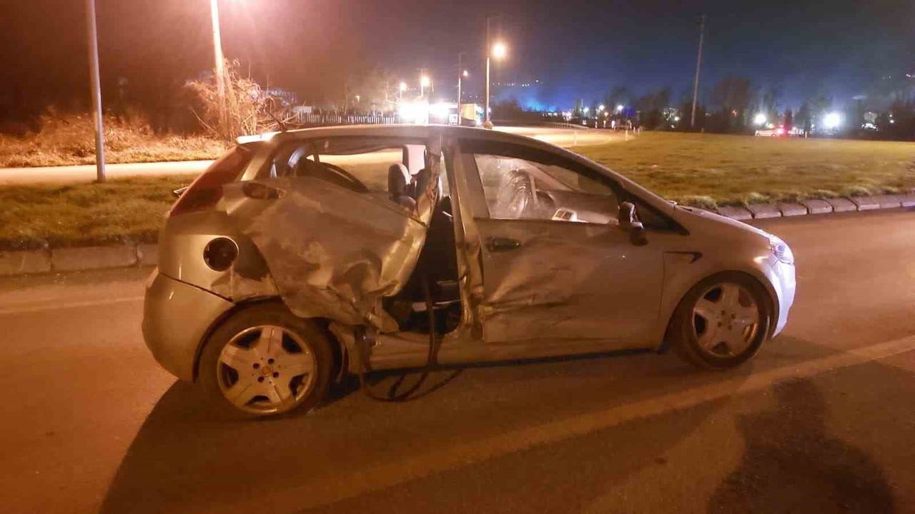 Akyazı'da Ambulans ile Otomobil Çarpıştı: 1 Yaralı